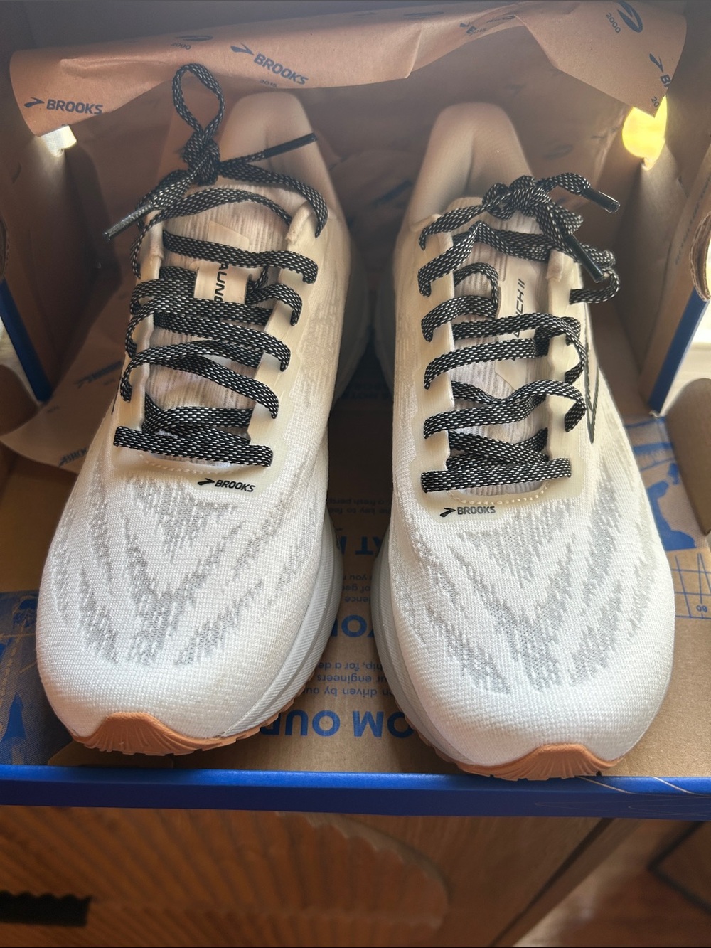 Brooks Launch 11 Running Shoes - White with Gum Sole - Picture 3 of 10